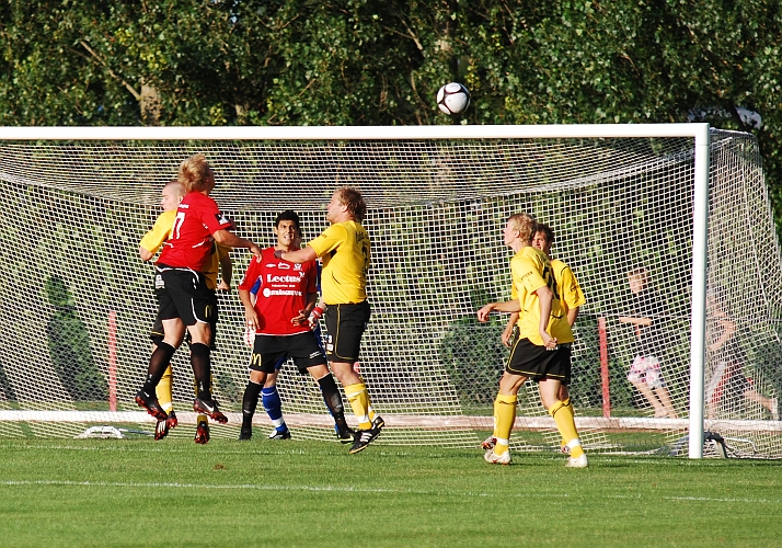 2009_0812_190614AA.JPG - Kungsörsspelaren nickar bollen över målet