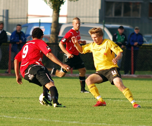 2009_0812_191917AA.JPG - Douglas Björkdal är framme och pressar Kungsörs mittfältsspelare