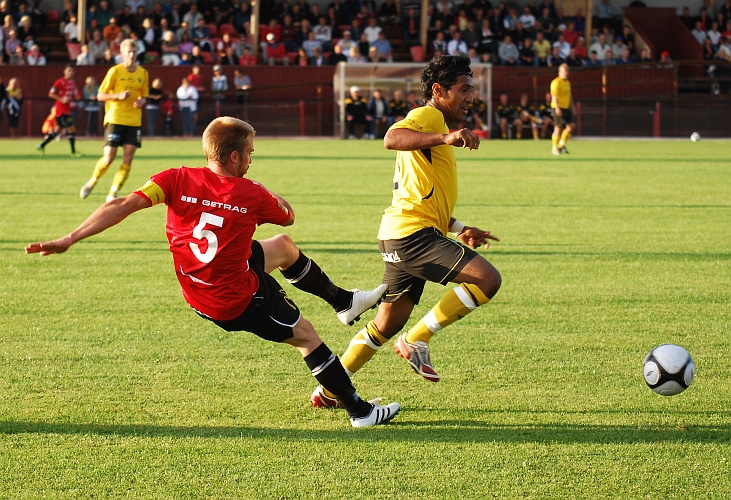 2009_0812_191938AA.JPG - Jonas Hammarlund pressar Kungsörsspelaren