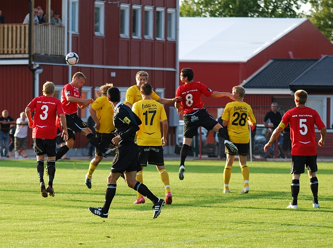 2009_0812_192245AA.JPG - Hård kamp om bollen i luftrummet