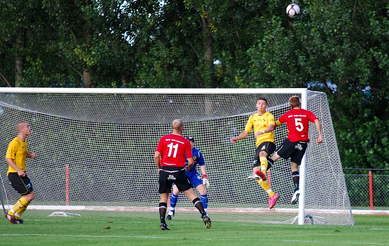 2009_0812_192952AA.JPG - Miralem Malic nickar undan bollen efter en hörna