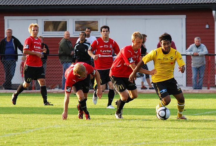 2009_0812_193215AA.JPG - Jonas Hammarlund kommer loss med bollen