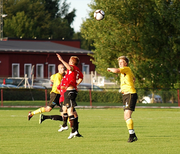 2009_0812_193251AA.JPG - Kungsörsspelaren nickskarvar bollen vidare djupled