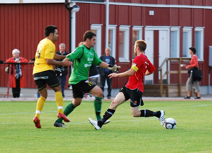 2009_0812_193420AA.JPG - Bollen låg fri för ett tag men Kungsörsförsvaret reder ut situationen