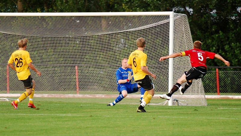 2009_0812_193758AA.JPG - Glenn Schön gör en kvalificerad räddning