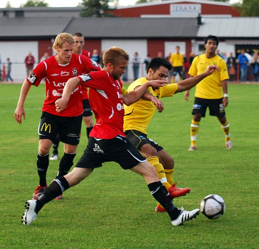 2009_0812_193929AA.JPG - Arton Bekaj i närkamp med Kungsörs försvarsspelare