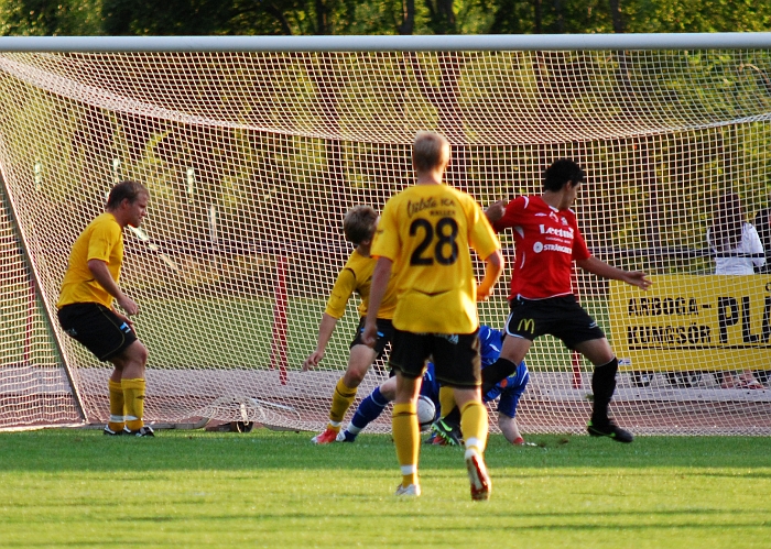 2009_0812_200344AA.JPG - Kungsör fick en farlighet direkt i början av 2:a halvlek