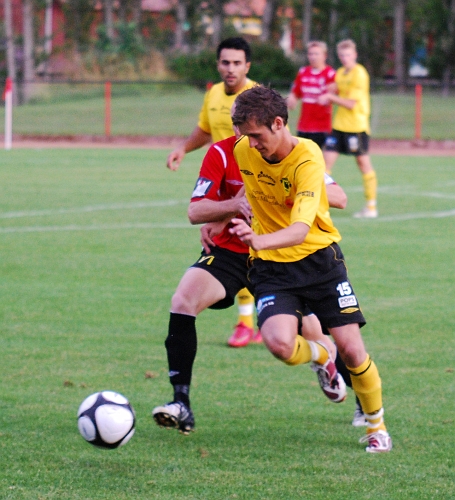 2009_0812_200732AA.JPG - Ken Jansson försöker komma förbi sin uppvaktning