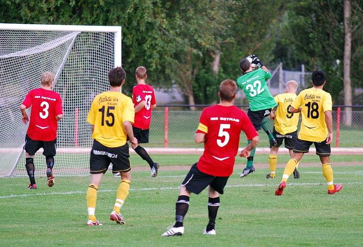 2009_0812_200752AA.JPG - Kungsörs målvakt har bollen i ett säkert grepp