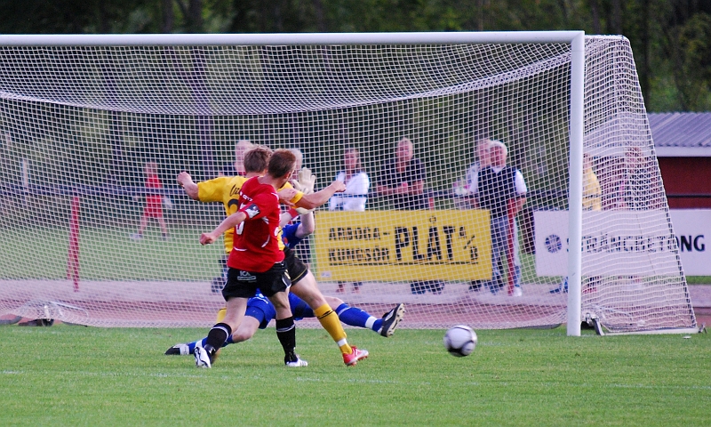 2009_0812_201219AA.JPG - Douglas Björkdal hinner precis fram och styr bollen till hörna
