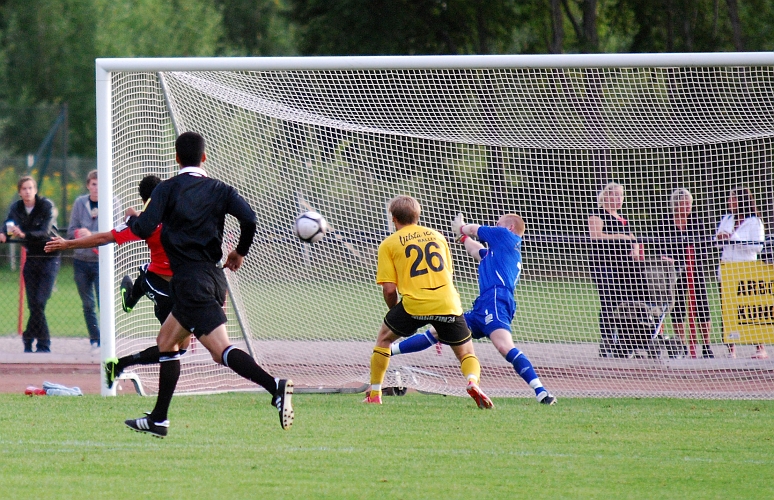 2009_0812_201951AA.JPG - Helt öppet läge för Kungsörsspelaren men Glenn gör en fantomräddning och bollen går stolpe ut