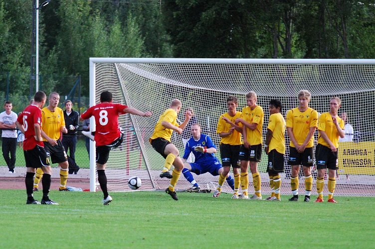 2009_0812_202529AA.JPG - Kungsör fastställer slutresultatet till 3-0 på en bra slagen frispark