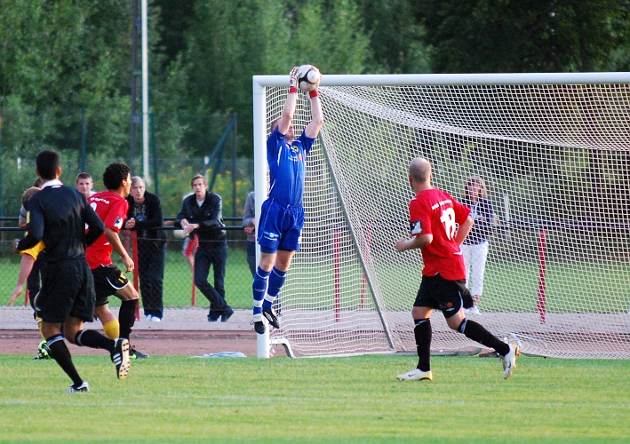 2009_0812_202714AA.JPG - Glenn Schön går upp och greppar bollen på ett inlägg