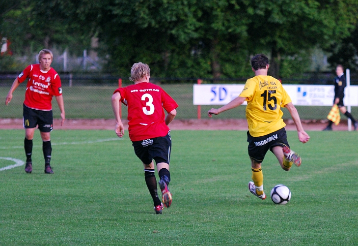2009_0812_204204AA.JPG - Ett skottförsök av Ken Jansson men bollen går utanför målet
