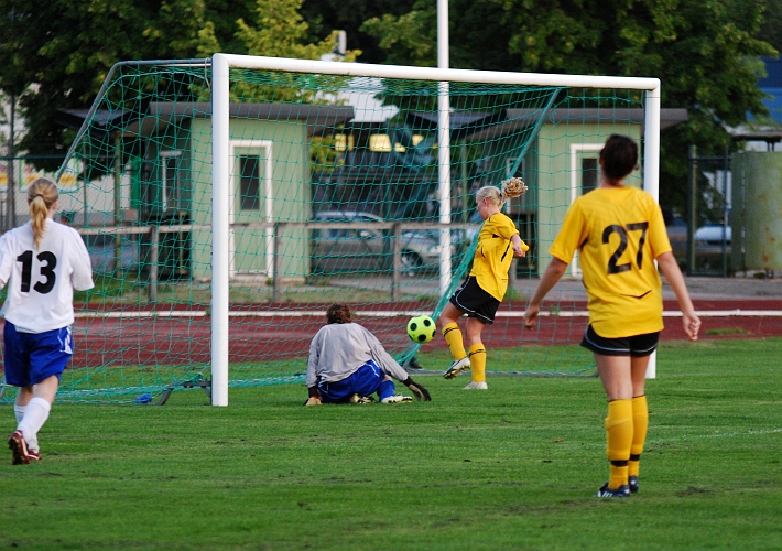 2009_0824_200520AA.JPG - Rebecca Skog gör 8-0 till Södra på en målvaktsretur efter ett skott från Karolina Björklund