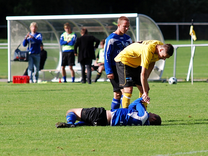 2009_0829_14.JPG - En Sköllersta spelare har fått en smäll, men kom upp och kunde fortsätta matchen