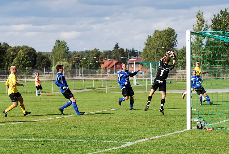 2009_0829_15.JPG - Målvakten plockar enkelt ner bollen efter ett inläggs försök av Södra