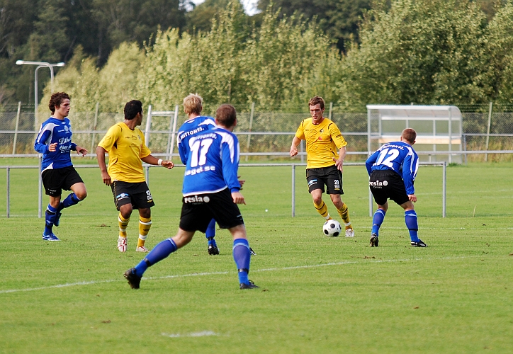 2009_0829_17.JPG - Dennis Jansson söker ett inspel från kanten