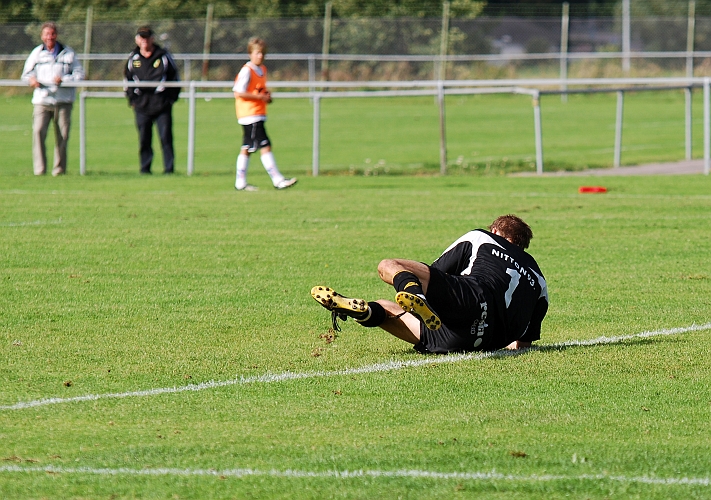2009_0829_19.JPG - . . . . som Sköllersta's målvakt räddar