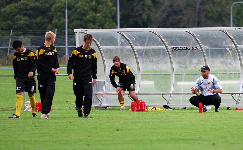 2009_0829_22.JPG - 1:a halvlek är slut och Jotte funderar nog hur Södra skall kunna vända på resultatet i 2:a halvlek