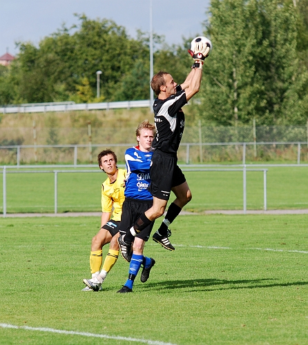 2009_0829_25.JPG - Sköllersta's målvakt går upp och plockar enkelt in bollen