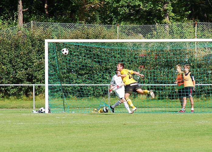 2009_0829_26.JPG - Dennis Jansson nickar undan ett inlägg från kanten