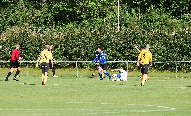 2009_0829_27.JPG - Sköllersta spelaren blir avblåst för ojust spel mot Glenn Schön i målet