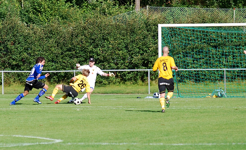 2009_0829_34.JPG - Förspelet till Sköllersta's ledningsmål, "Dogge" faller precis framför Glenn Schön och Sköllersta spelaren . . . .