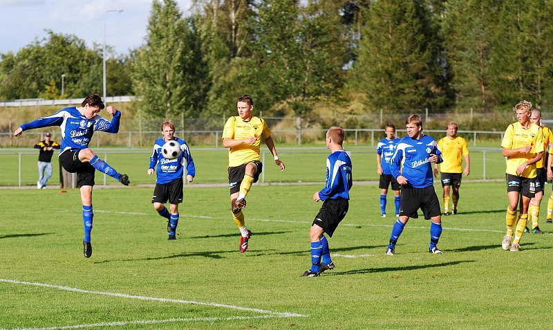 2009_0829_36.JPG - Södra började att flytta upp folk offensivt men Sköllersta försvaret håller undan bollen