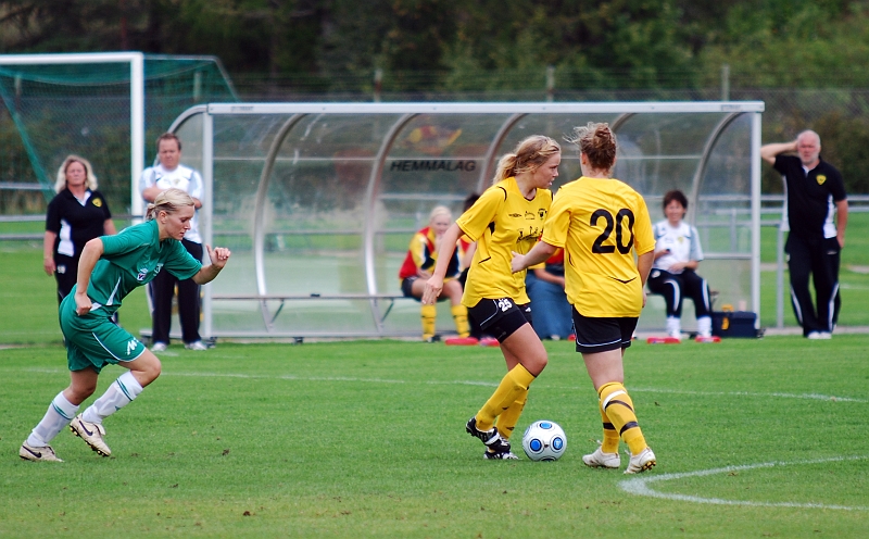 2009_0905_02.JPG - Anna Eek och Kajsa Rudengård i samarbete på mitten