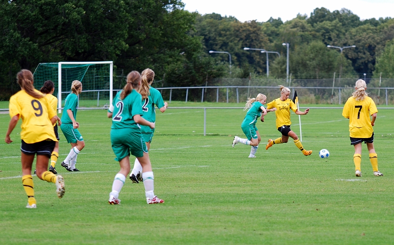 2009_0905_04.JPG - Amanda Segerstedt går för ett inlägg från kanten