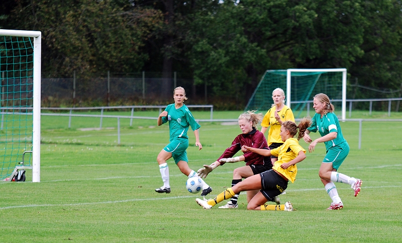 2009_0905_05.JPG - Sofia Larsson i närkamp om bollen med målvakten, men Tillbergaförsvaret reder ut situationen