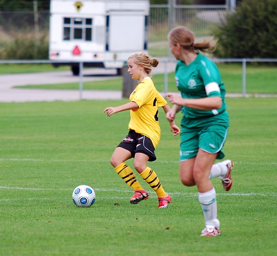 2009_0905_06.JPG - Amanda Hill söker uppspelsläge på mitten