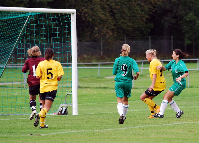 2009_0905_08.JPG - . . . . och där kommer Amanda Segerstedt och slår in 1-0 till Södra