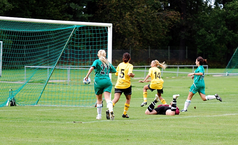 2009_0905_11.JPG - . . . . och där kommer Linn Simonsson och gör 2-0 till Södra