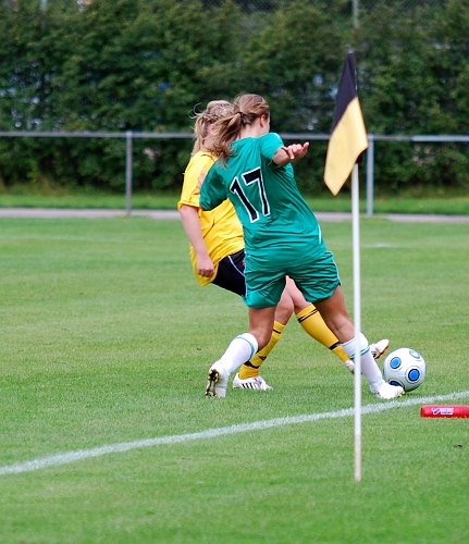 2009_0905_13.JPG - Sanna Lundberg trycker ut bollen till inkast
