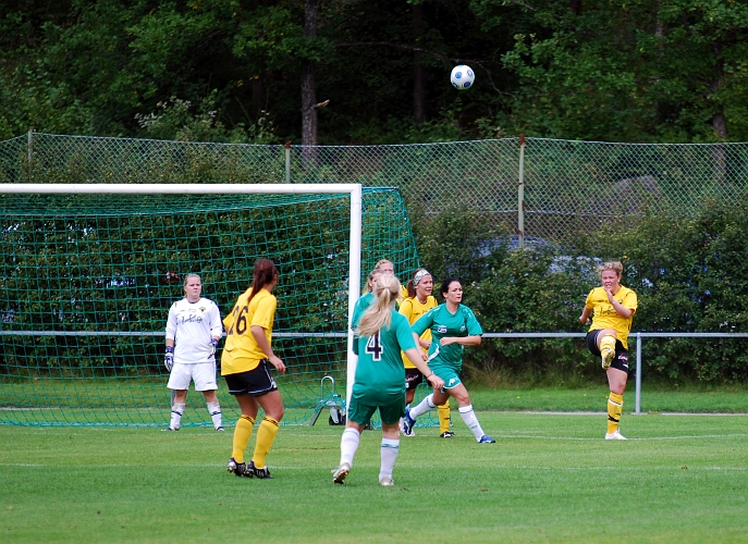 2009_0905_14.JPG - Kajsa Rudengård rensar bort bollen efter en av Tillberga's få farligheter