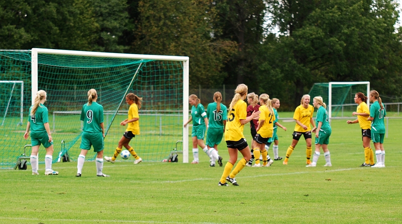 2009_0905_24.JPG - . . . . där Sofia Larsson slår in 6-0 till Södra