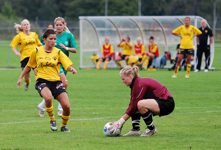 2009_0905_30.JPG - Betty Blixt kommer lite sent och målvakten hinner få händerna på bollen