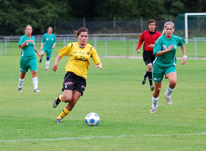 2009_0905_31.JPG - Betty Blixt med full fart framåt men det blev inget mål denna gång