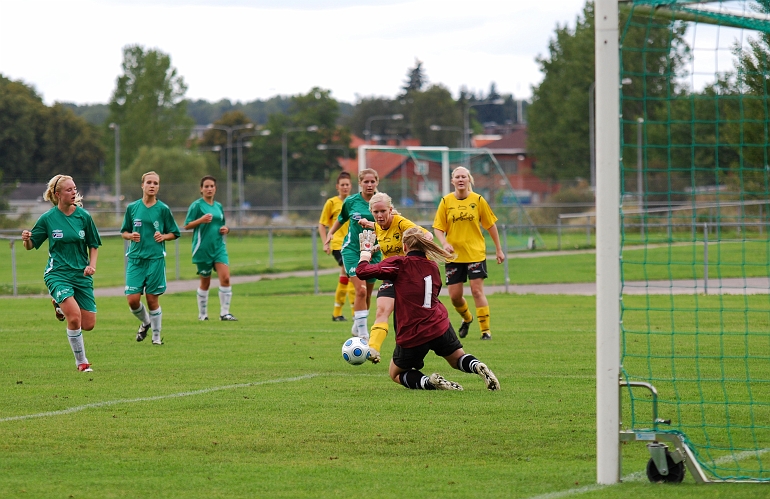 2009_0905_34.JPG - Rebecca Skog får ett bra läge men målvakten reder ut situationen