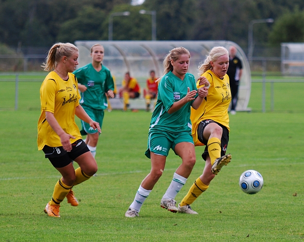 2009_0905_37.JPG - Rebecca Skog och Amanda Segerstedt ligger på Tillbergaförsvaret och oroar hela tiden