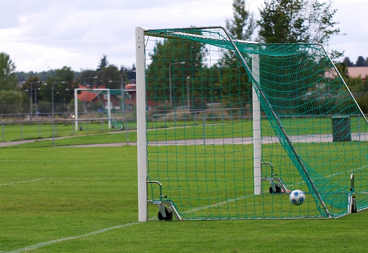 2009_0905_39.JPG - . . . . och rullar bollen enkelt förbi målvakten, 9-0 till Södra