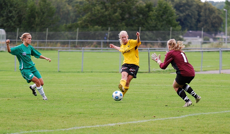 2009_0905_40.JPG - Rebecca Skog avslutar Södra's målskytte genom att göra 10-0