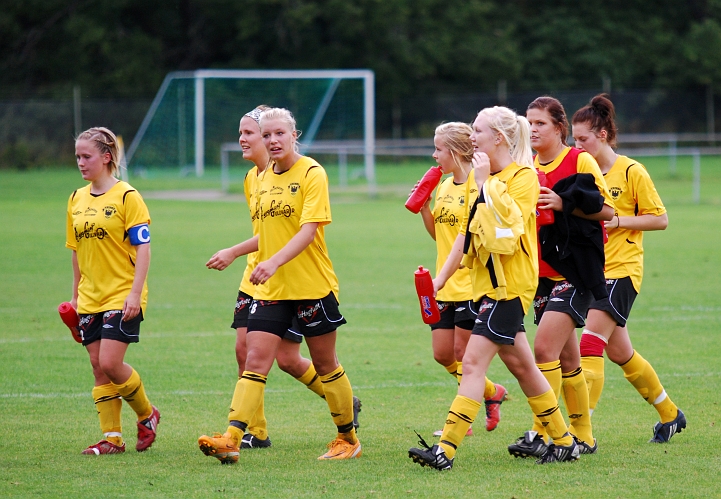 2009_0905_42.JPG - Nöjda spelare efter en väl genomförd match