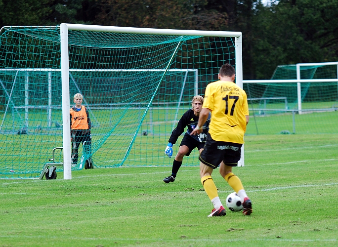 2009_0912_01.JPG - Miralem Malic fick matchens första målchans men målvakten vann den duellen