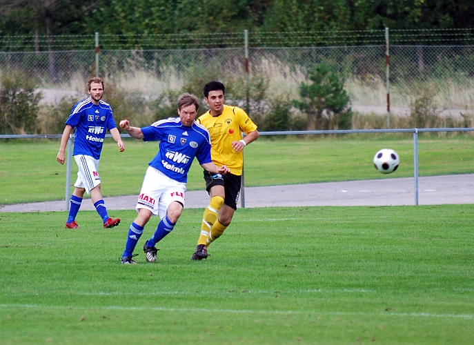 2009_0912_02.JPG - Mergim Bekaj på försvarssida om sin motståndare