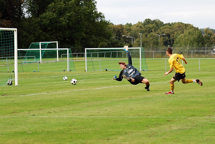 2009_0912_03.JPG - Miralem Malic ger Södra ledningen med 1-0
