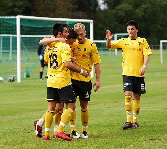 2009_0912_04.JPG - Glada Södraspelare gratulerar målskytten