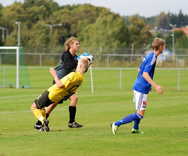 2009_0912_05.JPG - Martin Haglind halkar nästan omkull när han skall stanna vid målvakten